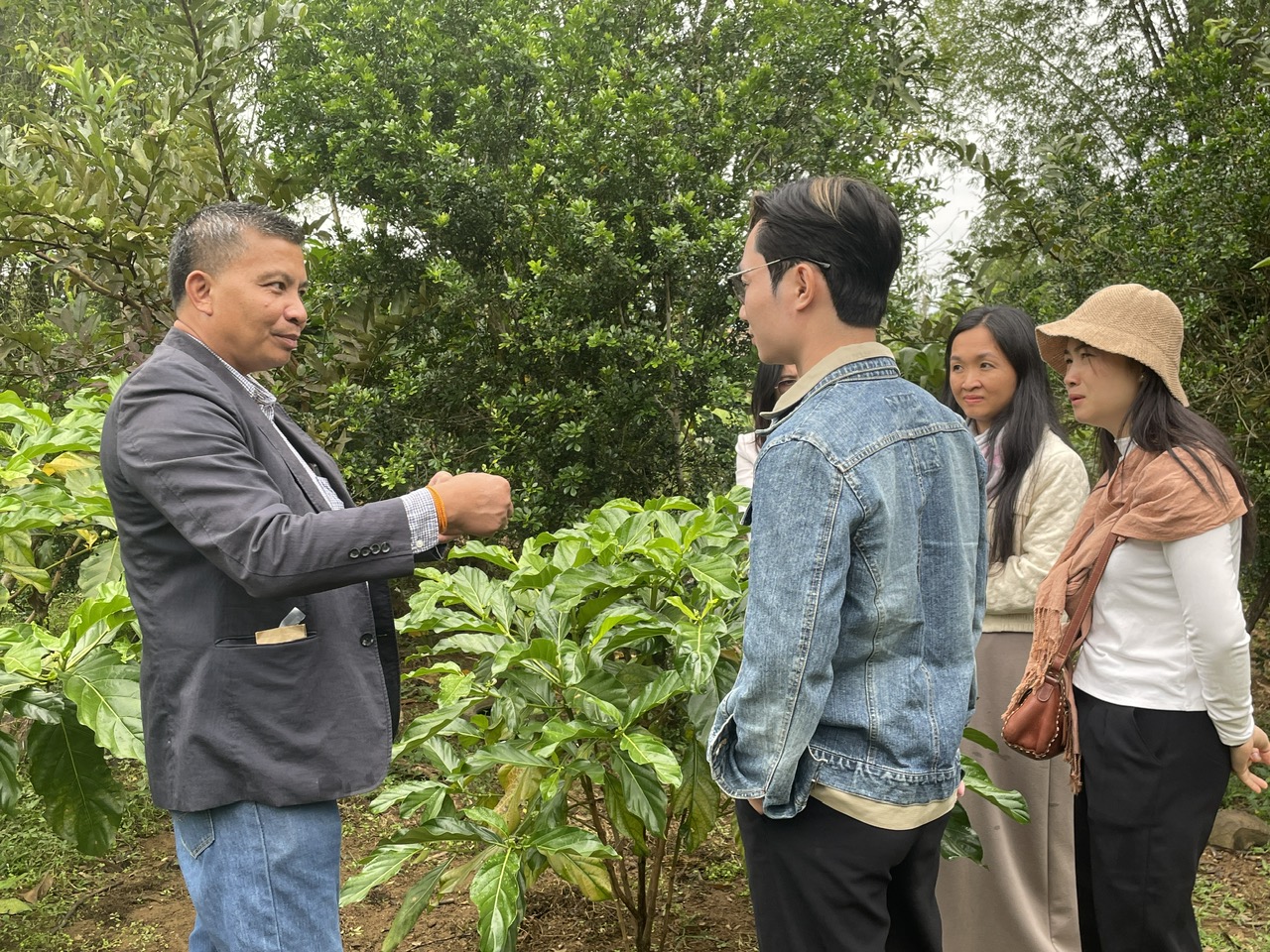 A group of people standing around a plant

AI-generated content may be incorrect.